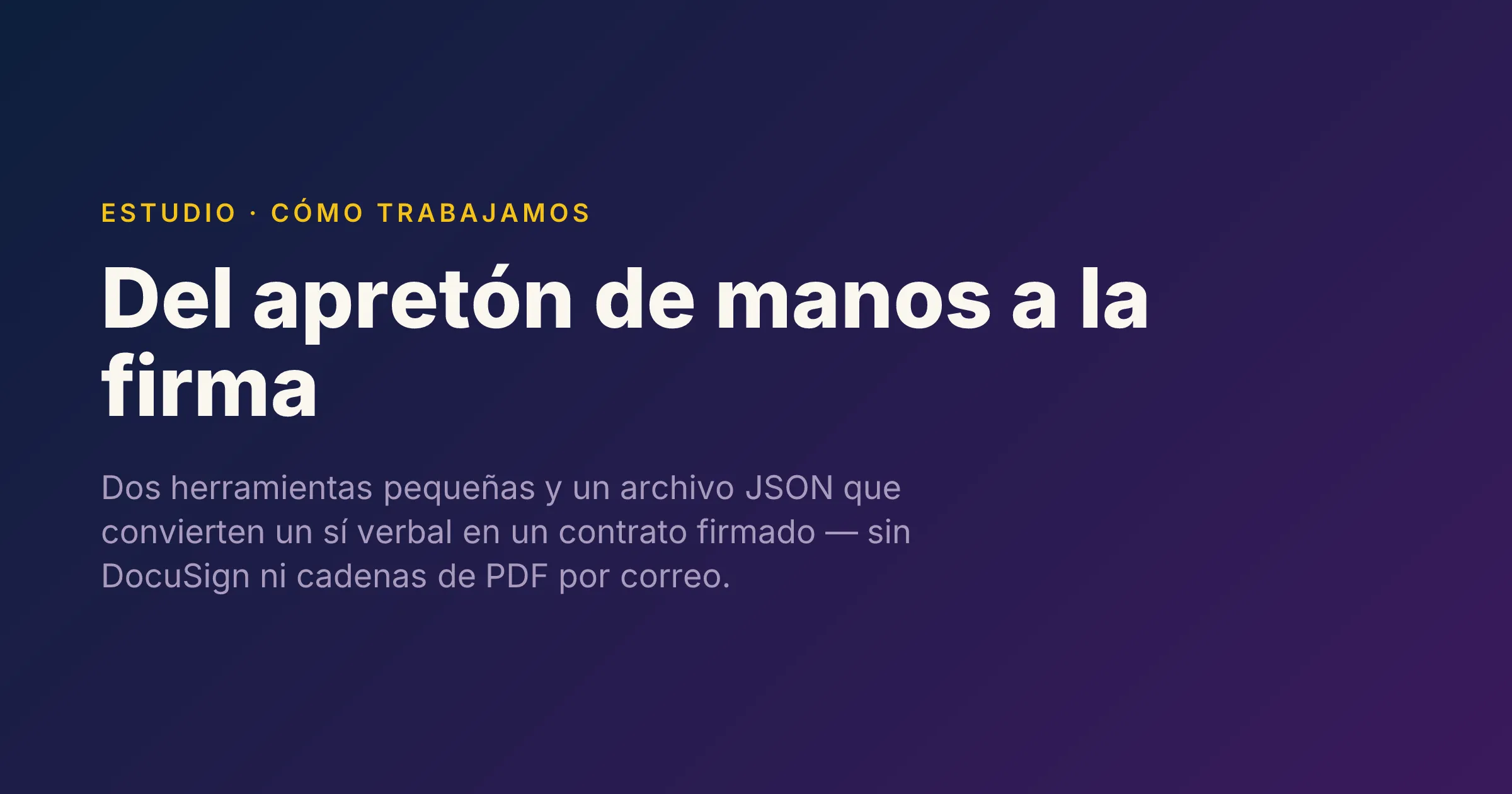 Cartel azul marino a morado que dice «Del apretón de manos a la firma» con el sobretítulo «Estudio · cómo trabajamos».
